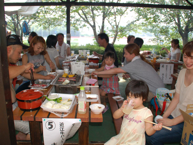 季節の節目にスタッフのご家族も招待してバーベキュー