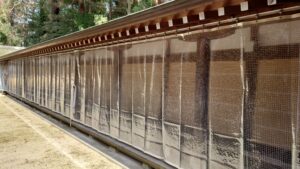 神殿に雨風から防ぐテントカーテン取付工事